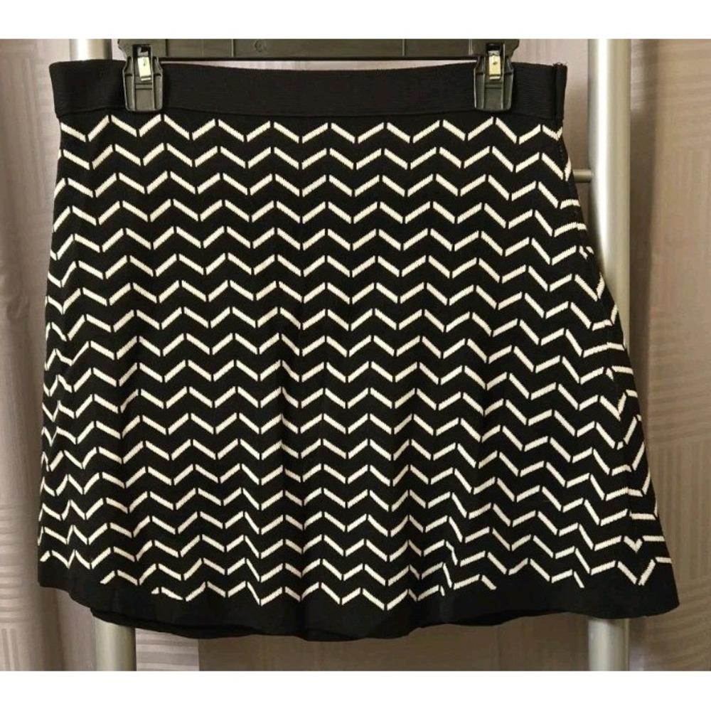 Olive & Oak Black White‎ Chevron Knit Skirt Size Med A-Line Stretch Waist